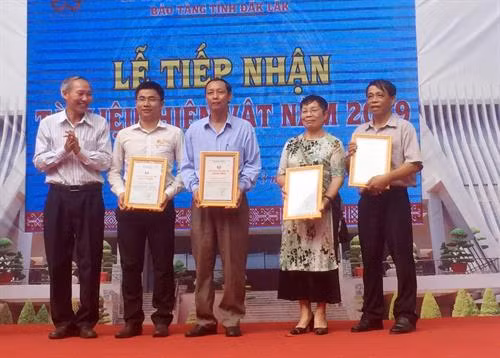 Lãnh đạo Bảo tàng tỉnh Đắk Lắk trao giấy chứng nhận cho các cá nhân hiến tặng tài liệu, hiện vật. Ảnh: Hoài Thu- TTXVN