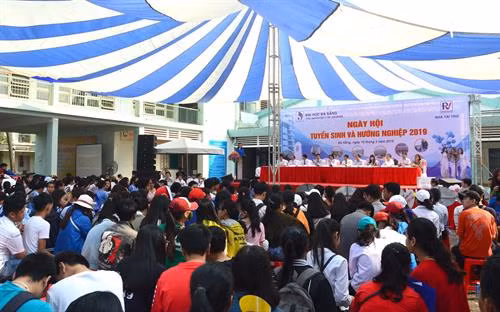 Quang cảnh Ngày hội tư vấn tuyển sinh, hướng nghiệp năm 2019 tại Đà Nẵng. Ảnh: Đinh Văn Nhiều- TTXVN