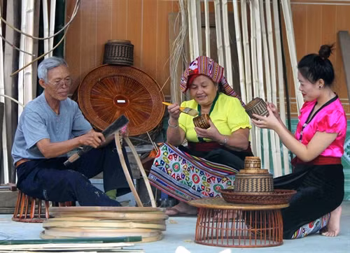 Các sản phẩm mây, tre đan truyền thống đã tạo thêm việc làm và thụ nhập cho nhiều hộ gia đình.