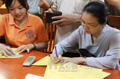 Các phật tử đăng ký hiến mô, tạng cho y học. Ảnh: Phương Vy- TTXVN.