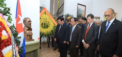 Sáng 28/11/2016, tại Hà Nội, Đoàn đại biểu Liên hiệp các Tổ chức hữu nghị Việt Nam và Hội Việt Nam Cuba đến Đại sứ quán Cộng hòa Cuba tại Việt Nam để viếng đồng chí Fidel Castro Ruz, nguyên Bí thư thứ nhất Ban Chấp hành Trung ương Đảng Cộng sản Cuba, nguyên Chủ tịch Hội đồng Nhà nước và Hội đồng Bộ trưởng nước Cộng hòa Cuba từ trần. Trong ảnh : Đoàn đại biểu Liên hiệp các Tổ chức hữu nghị Việt Nam và Hội Việt Nam Cuba viếng đồng chí Fidel Castro Ruz. Ảnh: Doãn Tấn – TTXVN