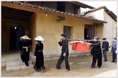 Đoàn đưa dâu về đến nhà trai.