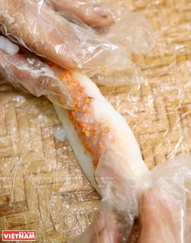Sau đó phần nhân được cuốn khéo trong lớp vỏ bánh tráng.