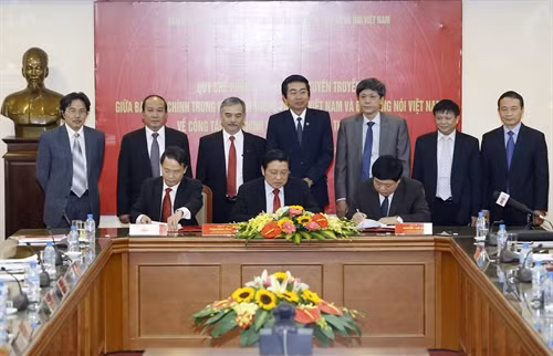 Trưởng Ban Nội chính Trung ương, Phó Trưởng ban Thường trực Ban Chỉ đạo Trung ương về phòng, chống tham nhũng Phan Đình Trạc; Tổng Giám đốc Thông tấn xã Việt Nam Nguyễn Đức Lợi; Tổng Giám đốc Đài Tiếng nói Việt Nam Nguyễn Thế Kỷ ký Quy chế phối hợp. Ảnh: An Đăng - TTXVN