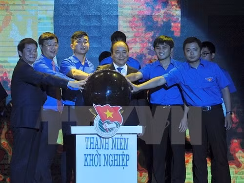 Ảnh minh họa - Thủ tướng Nguyễn Xuân Phúc và các đại biểu thực hiện nghi thức phát động Chương trình thanh niên khởi nghiệp giai đoạn 2016-2021. (Ảnh: Phạm Kiên/TTXVN)