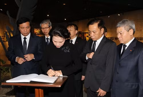 Chủ tịch Quốc hội Nguyễn Thị Kim Ngân ghi sổ tang tại Lễ viếng đồng chí Fidel Castro Ruz. Ảnh: Trọng Đức - TTXVN.