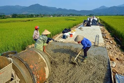 Phát triển kết cấu hạ tầng giao thông trong phong trào xây dựng nông thôn mới. Ảnh: Thanh Hà - TTXVN
