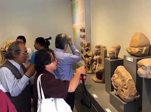 Đông đảo du khách tham quan triển lãm.