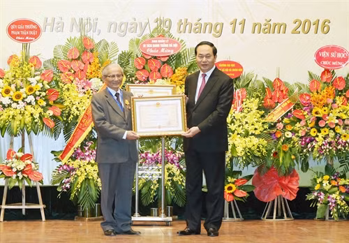 Chủ tịch nước Trần Đại Quang trao tặng Huân chương Độc lập hạng Ba cho Giáo sư, Nhà giáo Nhân dân Phan Huy Lê, Chủ tịch Hội Khoa học Lịch sử Việt Nam. Ảnh: Nhan Sáng-TTXVN