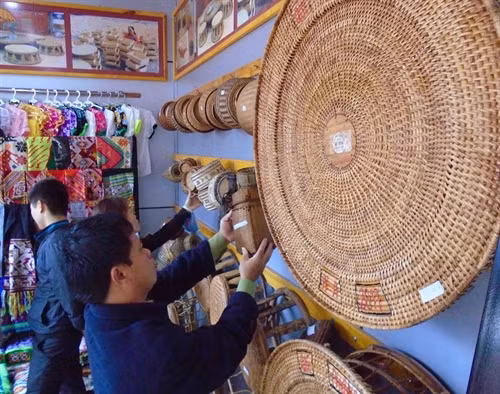 Người dân và du khách lựa chọn và mua những sản vật nổi tiếng của đồng bào Quế Phong.