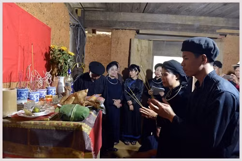Cô dâu, chú rể khấn vái tổ tiên đằng nhà trai.