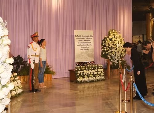 Chủ tịch Quốc hội Nguyễn Thị Kim Ngân viếng đồng chí Fidel Castro Ruz Ảnh: Trọng Đức - TTXVN.