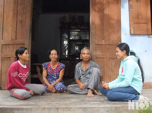 Cán bộ Hội Phụ nữ xã Phước Tiến thông tin, tuyên truyền cho bà con về Luật Hôn nhân và gia đình và những hệ lụy từ việc tảo hôn.