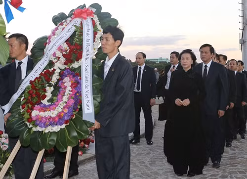 Chủ tịch Quốc hội Nguyễn Thị Kim Ngân dẫn đầu đoàn Đại biểu Đảng và Nhà nước Việt Nam viếng đồng chí Fidel Castro Ruz. Ảnh: Trọng Đức - TTXVN.