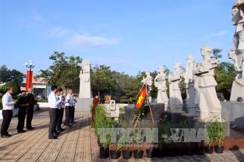 Lãnh đạo TP. Hồ Chí Minh dâng hoa, dâng hương Bác Hồ và các anh hùng liệt sĩ đã hy sinh vì sự nghiệp giải phóng dân tộc tại khu di tích Ngã Ba Giồng. Ảnh: Thanh Vũ-TTXVN