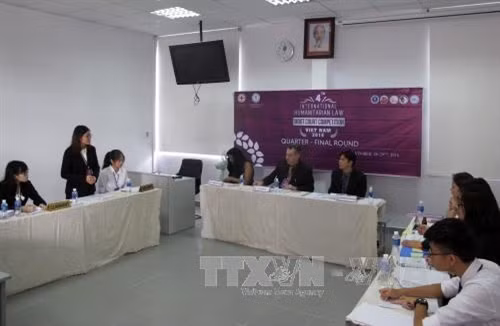 Các đội tham gia dự thi Phiên tòa giả định. Ảnh: Phương Vy- TTXVN