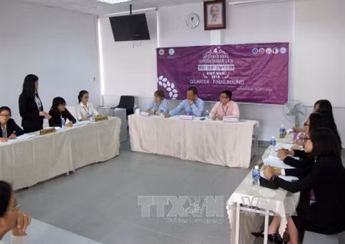Các đội tham gia dự thi Phiên tòa giả định. Ảnh: Phương Vy- TTXVN