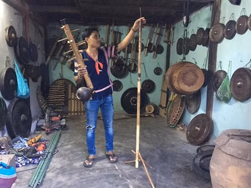Kaly Tran với kho nhạc cụ sưa tập được.