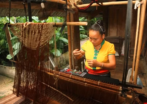 Các sản phẩm từ nghề dệt thổ cẩm truyền thống đã tạo thêm việc làm và thu nhập cho nhiều hộ gia đình.