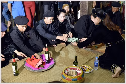 Cô dâu mời nước họ nhà trai.