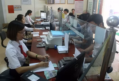 Phòng giao dịch Ngân hàng Chính sách khu vực xã Thượng Lâm, huyện Lâm Bình cho người dân vay vốn để phát triển sản xuất.