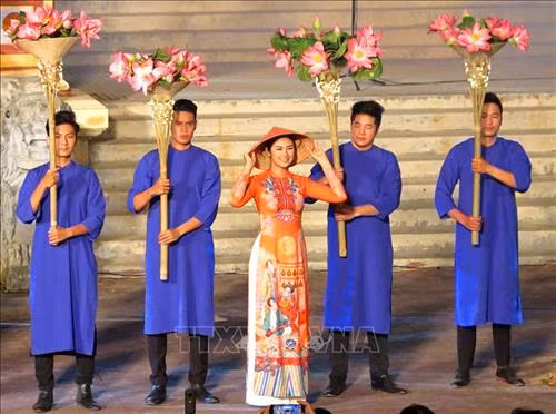 Hoa hậu Ngọc Hân tham gia Lễ Bế mạc Festival nghề truyền thống Huế 2019. Ảnh: Tường Vi - TTXVN
