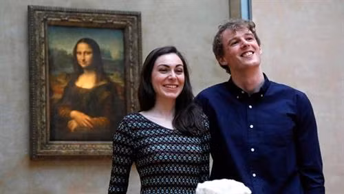 Daniela Molinari và Adam Watson tại bảo tàng nghệ thuật nổi tiếng Louvre. Ảnh: Reuters