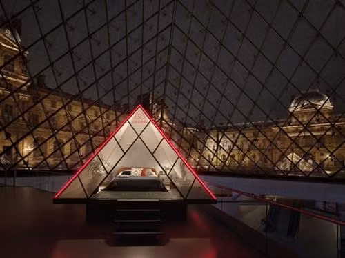 Phòng ngủ bên dưới biểu tượng kim tự tháp ở bảo tàng Louvre. Ảnh: AFP
