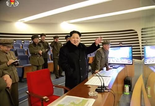 Trong ảnh (tư liệu): Nhà lãnh đạo Triều Tiên Kim Jong-Un(giữa) thị sát việc phóng tên lửa đẩy mang theo vệ tinh quan sát Trái đất Kwangmyong 4 ngày 7/2. AFP/TTXVN