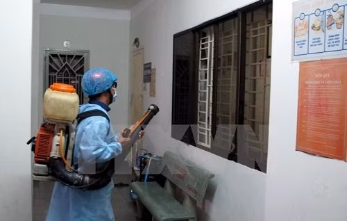 Phun thuốc chống muỗi