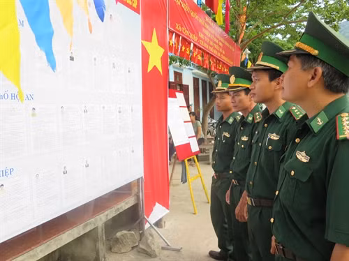 Cử tri xem danh sách các ứng cử viên để lựa chọn lần cuối trước khi bỏ phiếu. Ảnh: Đoàn Hữu Trung- TTXVN