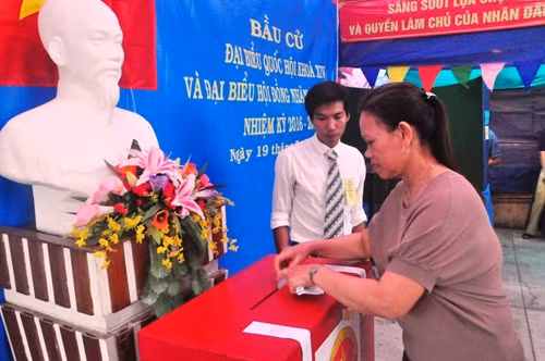 Cử tri xã đảo Tân Hiệp (Cù Lao Chàm) thành phối Hội An bỏ phiếu bầu. Ảnh: Đoàn Hữu Trung- TTXVN