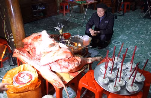 Nghi lễ cúng tại nhà trai trong lễ cưới của người Dao đỏ ở Yên Bái.