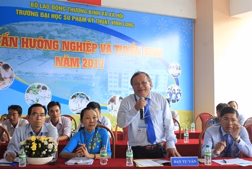 Ban Tư vấn tuyển sinh giải đáp thắc mắc của học sinh. Ảnh: Lê Thúy Hằng - TTXVN