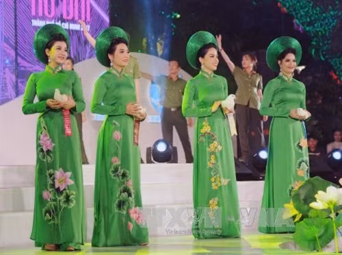 Hội liên hiệp phụ nữ Công an Thành phố Hồ Chí Minh trình diễn trang phục áo dài truyền thống tại vòng chung kết . Ảnh: An Hiếu – TTXVN