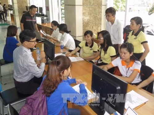 Nhân viên Câu lạc bộ Đại lý Thuế Thành phố Hồ Chí Minh tư vấn cho các cá nhân kê khai quyết toán thuế thu nhập cá nhân năm 2016. Ảnh: Hoàng Hải - TTXVN