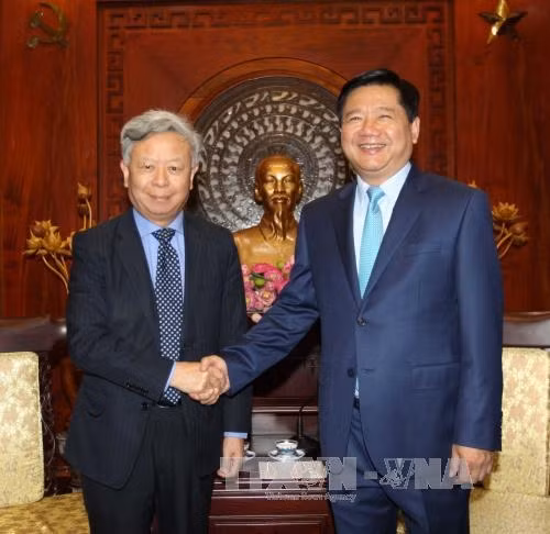 Bí thư Thành ủy Thành phố Hồ Chí Minh Đinh La Thăng tiếp, tặng quà lưu niệm ông Jin Liqun, Chủ tịch Ngân hàng Đầu tư Cơ sở hạ tầng châu Á - AIIB. Ảnh: Thanh Vũ-TTXVN