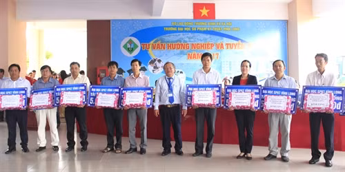 Trường Đại học Sư phạm Kỹ thuật Vĩnh Long tham gia Chương trình 5 triệu đồng để gây quỹ học bổng giúp học sinh nghèo. Ảnh: Lê Thúy Hằng - TTXVN