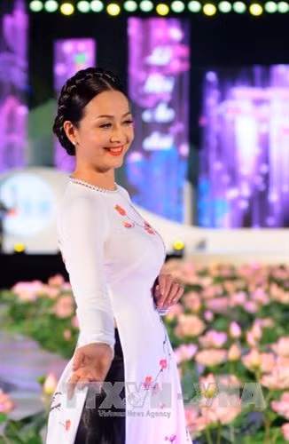 Các thí sinh thi trang phục áo dài truyền thống tại vòng chung kết . Ảnh:An Hiếu – TTXVN