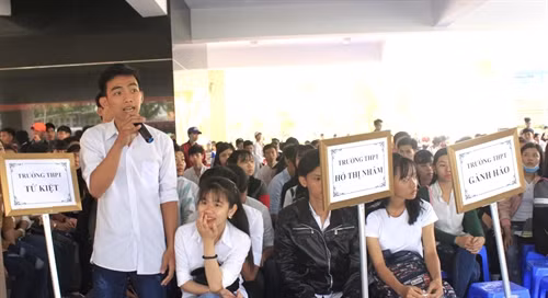 Học sinh các trường tham gia đặt câu hỏi tại chương trình. Ảnh: Lê Thúy Hằng - TTXVN