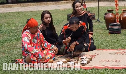 Chủ nhà mời rượu, mời cơm cho những người có vai vế trong dòng họ, đặc biệt là những người phụ nữ theo vai vế. Ảnh: H. Hải