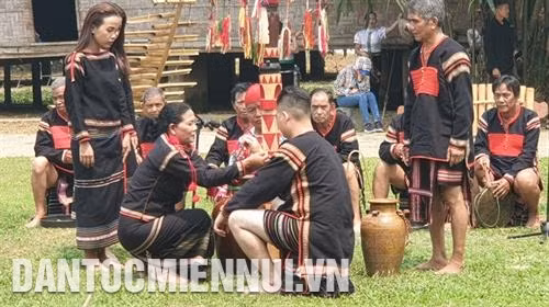 Từng người trong dòng họ đeo vòng cho chủ nhà để gửi gắm tình cảm quý mến, yêu thương, gắn kết cộng đồng. Ảnh: H.Hải
