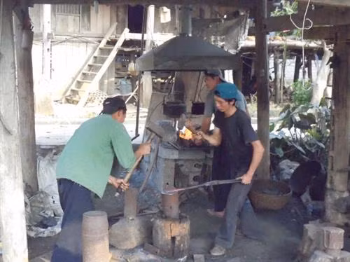 Những lò rèn ở Pác Rằng, xã Phúc Sen (Quảng Uyên) luôn đỏ lửa. Ảnh: caobang.gov.vn
