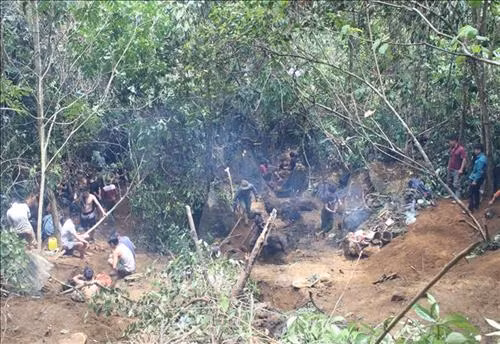 Khu vực núi đá (bãi Bưởi), xã Liễu Đô, huyện Lục Yên có hàng trăm người dân rầm rộ lên khai thác đá quý. Ảnh: Tuấn Anh-TTXVN