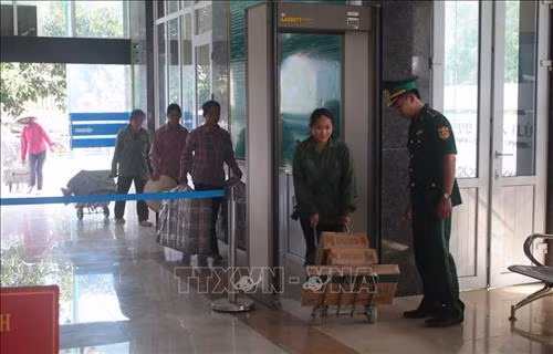 Người lao động sang nước bạn làm thuê trở về qua Cửa khẩu Tà Lùng (huyện Phục Hòa, tỉnh Cao Bằng). Ảnh: Chu Hiệu – TTXVN
