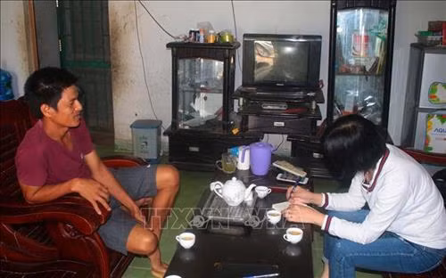 Anh Trần Văn Dũng, xóm Hưng Long, thị trấn Tà Lùng (huyện Phục Hòa, tỉnh Cao Bằng) trao đổi với phóng viên. Ảnh: Chu Hiệu – TTXVN