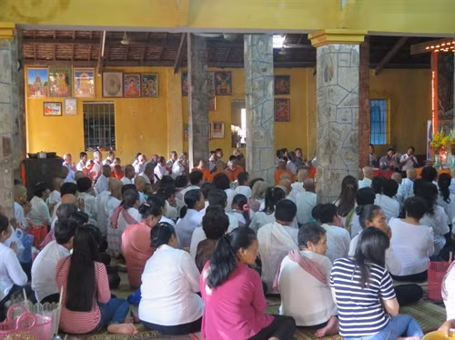 Khung cảnh hành lễ trong ngôi chùa của Phật tử và sư sãi Khmer