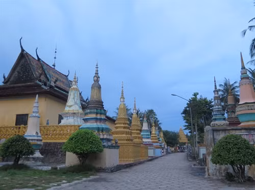 Những ngôi tháp chứa đựng hài cốt của các gia đình Phật tử Khmer được xây dựng trong khuôn viên chùa