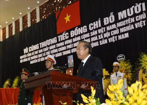 Linh cữu nguyên Tổng Bí thư Đỗ Mười quàn tại Nhà tang lễ quốc gia, số 5 Trần Thánh Tông (Hà Nội). Ảnh: TTXVN Đồng chí Trương Hòa Bình, Ủy viên Bộ Chính trị, Phó Thủ tướng thường trực Chính phủ, Trưởng Ban Tổ chức Lễ tang, tuyên bố bắt đầu Lễ truy điệu. Ảnh: Trí Dũng – TTXVN Tổng Bí thư Nguyễn Phú Trọng, Thủ tướng Nguyễn Xuân Phúc, Quyền Chủ tịch nước Đặng Thị Ngọc Thịnh, các đồng chí lãnh đạo, nguyên lãnh đạo Đảng, Nhà nước; Thủ tướng Lào Thongloun Sisoulith, các vị khách quốc tế cùng gia đình đồng chí Đỗ Mười dự Lễ truy điệu. Ảnh: Nhan Sáng – TTXVN Gia đình nguyên Tổng Bí thư Đỗ Mười tại Lễ truy điệu. Ảnh: TTXVN Các tăng ni cầu siêu, tưởng nhớ nguyên Tổng Bí thư Đỗ Mười. Ảnh: TTXVN Đại diện gia đình nguyên Tổng Bí thư Đỗ Mười thắp nén hương tưởng niệm lần cuối trước linh cữu. Ảnh: TTXVN Gia đình, họ hàng đi vòng quanh linh cữu, viếng nguyên Tổng Bí thư Đỗ Mười lần cuối. Ảnh: TTXVN Tổng Bí thư Nguyễn Phú Trọng, Trưởng Ban Lễ tang nguyên Tổng Bí thư Đỗ Mười, thay mặt lãnh đạo Đảng, Nhà nước đọc điếu văn tưởng nhớ và đưa tiễn đồng chí Đỗ Mười. Ảnh: Trí Dũng - TTXVN Ông Nguyễn Duy Trung, con trai nguyên Tổng Bí thư Đỗ Mười, thay mặt gia đình phát biểu bày tỏ lòng cảm ơn tới các đồng chí lãnh đạo Đảng, Nhà nước, những người bạn quốc tế đã tới chia buồn cùng gia đình. Ảnh: Trí Dũng – TTXVN Tổng Bí thư Nguyễn Phú Trọng và các đồng chí lãnh đạo, nguyên lãnh đạo Đảng, Nhà nước đi vòng quanh linh cữu lần cuối, vĩnh biệt đồng chí Đỗ Mười. Ảnh: Nhan Sáng – TTXVN Các tăng ni thực hiện nghi lễ cầu siêu, tưởng nhớ nguyên Tổng Bí thư Đỗ Mười. Ảnh: TTXVN Đội tiêu binh thực hiện nghi lễ chuyển di ảnh, gối huân huy chương và linh cữu đồng chí Đỗ Mười ra xe tang. Ảnh: Nhan Sáng – TTXVN Tổng Bí thư Nguyễn Phú Trọng, Thủ tướng Nguyễn Xuân Phúc đưa linh cữu đồng chí Đỗ Mười ra xe tang. Ảnh: Nhan Sáng – TTXVN Tổng Bí thư Nguyễn Phú Trọng, Thủ tướng Nguyễn Xuân Phúc cùng các đồng chí lãnh đạo, nguyên lãnh đạo Đảng, Nhà nước bên xe tang chở linh cữu đồng chí Đỗ Mười. Ảnh: Nhan Sáng – TTXVN Đoàn xe tang đưa linh cữu nguyên Tổng Bí thư Đỗ Mười di chuyển trên phố Lê Thánh Tông (Hà Nội). Ảnh: TTXVN Đoàn xe tang đưa linh cữu nguyên Tổng Bí thư Đỗ Mười di chuyển từ phố Tràng Tiền sang phố Hàng Khay (Hà Nội). Ảnh: TTXVN Đoàn xe tang đưa linh cữu nguyên Tổng Bí thư Đỗ Mười di chuyển trên phố Hàng Khay (Hà Nội). Ảnh: TTXVN Giáo viên và các em học sinh trường THCS Nguyễn Tri Phương đưa tiễn linh cữu nguyên Tổng Bí thư Đỗ Mười trên phố Hoàng Diệu (Hà Nội). Ảnh: Thành Đạt – TTXVN Đoàn xe đưa linh cữu nguyên Tổng Bí thư Đỗ Mười di chuyển trên đường Độc Lập (khu vực quảng trường Ba Đình và Nhà Quốc hội), Hà Nội. Ảnh: TTXVN Đoàn xe đưa linh cữu nguyên Tổng Bí thư Đỗ Mười trên phố Giải Phóng (Hà Nội). Ảnh: Danh Lam – TTXVN Người dân chờ đón linh cữu nguyên Tổng Bí thư Đỗ Mười tại quê nhà, khu Ma Vang, thôn 1, xã Đông Mỹ, huyện Thanh Trì, thành phố Hà Nội. Ảnh: Quang Quyết – TTXVN Đoàn xe tang đưa linh cữu nguyên Tổng Bí thư Đỗ Mười về tại quê nhà, khu Ma Vang, thôn 1, xã Đông Mỹ, huyện Thanh Trì, thành phố Hà Nội. Ảnh: Doãn Tấn – TTXVN Linh cữu nguyên Tổng Bí thư Đỗ Mười về tại quê nhà, khu Ma Vang, thôn 1, xã Đông Mỹ, huyện Thanh Trì, thành phố Hà Nội. Ảnh: Doãn Tấn – TTXVN Gia quyến nguyên Tổng Bí thư Đỗ Mười về tại quê nhà, khu Ma Vang, thôn 1, xã Đông Mỹ, huyện Thanh Trì, thành phố Hà Nội. Ảnh: Doãn Tấn – TTXVN Tổng Bí thư Nguyễn Phú Trọng cùng các đồng chí lãnh đạo, nguyên lãnh đạo cấp cao của Đảng, Nhà nước, Mặt trận Tổ quốc Việt Nam và đông đảo nhân dân địa phương dành một phút mặc niệm, vĩnh biệt nguyên Tổng Bí thư Đỗ Mười. Ảnh: Doãn Tấn – TTXVN Đội nghi lễ thực hiện nghi thức đóng huyệt mộ nguyên Tổng Bí thư Đỗ Mười. Ảnh: Doãn Tấn - TTXVN Tổng Bí thư Nguyễn Phú Trọng và các đồng chí lãnh đạo, nguyên lãnh đạo Đảng, Nhà nước, Mặt trận Tổ quốc Việt Nam thả những nắm đất đầu tiên xuống huyệt mộ nguyên Tổng Bí thư Đỗ Mười. Ảnh: Dương Giang – TTXVN Các đồng chí lãnh đạo, nguyên lãnh đạo Đảng, Nhà nước, Mặt trận Tổ quốc Việt Nam và gia đình nguyên Tổng Bí thư Đỗ Mười thả những nắm đất đầu tiên xuống huyệt mộ. Ảnh: Dương Giang – TTXVN Đồng chí Trương Hòa Bình, Ủy viên Bộ Chính trị, Phó Thủ tướng thường trực Chính phủ, Trưởng Ban Tổ chức Lễ tang phát biểu cảm ơn và tuyên bố kết thúc Lễ Quốc tang nguyên Tổng Bí thư Đỗ Mười. Ảnh: Doãn Tấn - TTXVN Phó Thủ tướng thường trực Chính phủ Trương Hòa Bình, nguyên Trưởng Ban Dân vận Trung ương Hà Thị Khiết và các đại biểu chia buồn cùng gia quyến nguyên Tổng Bí thư Đỗ Mười. Ảnh: Doãn Tấn-TTXVN Trưởng Ban Tuyên giáo Trung ương Võ Văn Thưởng chia buồn cùng gia quyến nguyên Tổng Bí thư Đỗ Mười. Ảnh: TTXVN Mộ nguyên Tổng Bí thư Đỗ Mười tại quê hương ông - Khu Ma Vang, thôn 1, xã Đông Mỹ, huyện Thanh Trì, thành phố Hà Nội. Ảnh: Doãn Tấn – TTXVN