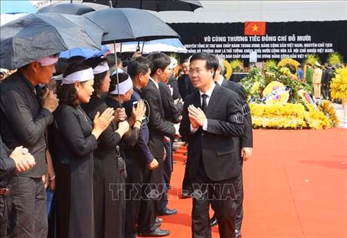 Linh cữu nguyên Tổng Bí thư Đỗ Mười quàn tại Nhà tang lễ quốc gia, số 5 Trần Thánh Tông (Hà Nội). Ảnh: TTXVN Đồng chí Trương Hòa Bình, Ủy viên Bộ Chính trị, Phó Thủ tướng thường trực Chính phủ, Trưởng Ban Tổ chức Lễ tang, tuyên bố bắt đầu Lễ truy điệu. Ảnh: Trí Dũng – TTXVN Tổng Bí thư Nguyễn Phú Trọng, Thủ tướng Nguyễn Xuân Phúc, Quyền Chủ tịch nước Đặng Thị Ngọc Thịnh, các đồng chí lãnh đạo, nguyên lãnh đạo Đảng, Nhà nước; Thủ tướng Lào Thongloun Sisoulith, các vị khách quốc tế cùng gia đình đồng chí Đỗ Mười dự Lễ truy điệu. Ảnh: Nhan Sáng – TTXVN Gia đình nguyên Tổng Bí thư Đỗ Mười tại Lễ truy điệu. Ảnh: TTXVN Các tăng ni cầu siêu, tưởng nhớ nguyên Tổng Bí thư Đỗ Mười. Ảnh: TTXVN Đại diện gia đình nguyên Tổng Bí thư Đỗ Mười thắp nén hương tưởng niệm lần cuối trước linh cữu. Ảnh: TTXVN Gia đình, họ hàng đi vòng quanh linh cữu, viếng nguyên Tổng Bí thư Đỗ Mười lần cuối. Ảnh: TTXVN Tổng Bí thư Nguyễn Phú Trọng, Trưởng Ban Lễ tang nguyên Tổng Bí thư Đỗ Mười, thay mặt lãnh đạo Đảng, Nhà nước đọc điếu văn tưởng nhớ và đưa tiễn đồng chí Đỗ Mười. Ảnh: Trí Dũng - TTXVN Ông Nguyễn Duy Trung, con trai nguyên Tổng Bí thư Đỗ Mười, thay mặt gia đình phát biểu bày tỏ lòng cảm ơn tới các đồng chí lãnh đạo Đảng, Nhà nước, những người bạn quốc tế đã tới chia buồn cùng gia đình. Ảnh: Trí Dũng – TTXVN Tổng Bí thư Nguyễn Phú Trọng và các đồng chí lãnh đạo, nguyên lãnh đạo Đảng, Nhà nước đi vòng quanh linh cữu lần cuối, vĩnh biệt đồng chí Đỗ Mười. Ảnh: Nhan Sáng – TTXVN Các tăng ni thực hiện nghi lễ cầu siêu, tưởng nhớ nguyên Tổng Bí thư Đỗ Mười. Ảnh: TTXVN Đội tiêu binh thực hiện nghi lễ chuyển di ảnh, gối huân huy chương và linh cữu đồng chí Đỗ Mười ra xe tang. Ảnh: Nhan Sáng – TTXVN Tổng Bí thư Nguyễn Phú Trọng, Thủ tướng Nguyễn Xuân Phúc đưa linh cữu đồng chí Đỗ Mười ra xe tang. Ảnh: Nhan Sáng – TTXVN Tổng Bí thư Nguyễn Phú Trọng, Thủ tướng Nguyễn Xuân Phúc cùng các đồng chí lãnh đạo, nguyên lãnh đạo Đảng, Nhà nước bên xe tang chở linh cữu đồng chí Đỗ Mười. Ảnh: Nhan Sáng – TTXVN Đoàn xe tang đưa linh cữu nguyên Tổng Bí thư Đỗ Mười di chuyển trên phố Lê Thánh Tông (Hà Nội). Ảnh: TTXVN Đoàn xe tang đưa linh cữu nguyên Tổng Bí thư Đỗ Mười di chuyển từ phố Tràng Tiền sang phố Hàng Khay (Hà Nội). Ảnh: TTXVN Đoàn xe tang đưa linh cữu nguyên Tổng Bí thư Đỗ Mười di chuyển trên phố Hàng Khay (Hà Nội). Ảnh: TTXVN Giáo viên và các em học sinh trường THCS Nguyễn Tri Phương đưa tiễn linh cữu nguyên Tổng Bí thư Đỗ Mười trên phố Hoàng Diệu (Hà Nội). Ảnh: Thành Đạt – TTXVN Đoàn xe đưa linh cữu nguyên Tổng Bí thư Đỗ Mười di chuyển trên đường Độc Lập (khu vực quảng trường Ba Đình và Nhà Quốc hội), Hà Nội. Ảnh: TTXVN Đoàn xe đưa linh cữu nguyên Tổng Bí thư Đỗ Mười trên phố Giải Phóng (Hà Nội). Ảnh: Danh Lam – TTXVN Người dân chờ đón linh cữu nguyên Tổng Bí thư Đỗ Mười tại quê nhà, khu Ma Vang, thôn 1, xã Đông Mỹ, huyện Thanh Trì, thành phố Hà Nội. Ảnh: Quang Quyết – TTXVN Đoàn xe tang đưa linh cữu nguyên Tổng Bí thư Đỗ Mười về tại quê nhà, khu Ma Vang, thôn 1, xã Đông Mỹ, huyện Thanh Trì, thành phố Hà Nội. Ảnh: Doãn Tấn – TTXVN Linh cữu nguyên Tổng Bí thư Đỗ Mười về tại quê nhà, khu Ma Vang, thôn 1, xã Đông Mỹ, huyện Thanh Trì, thành phố Hà Nội. Ảnh: Doãn Tấn – TTXVN Gia quyến nguyên Tổng Bí thư Đỗ Mười về tại quê nhà, khu Ma Vang, thôn 1, xã Đông Mỹ, huyện Thanh Trì, thành phố Hà Nội. Ảnh: Doãn Tấn – TTXVN Tổng Bí thư Nguyễn Phú Trọng cùng các đồng chí lãnh đạo, nguyên lãnh đạo cấp cao của Đảng, Nhà nước, Mặt trận Tổ quốc Việt Nam và đông đảo nhân dân địa phương dành một phút mặc niệm, vĩnh biệt nguyên Tổng Bí thư Đỗ Mười. Ảnh: Doãn Tấn – TTXVN Đội nghi lễ thực hiện nghi thức đóng huyệt mộ nguyên Tổng Bí thư Đỗ Mười. Ảnh: Doãn Tấn - TTXVN Tổng Bí thư Nguyễn Phú Trọng và các đồng chí lãnh đạo, nguyên lãnh đạo Đảng, Nhà nước, Mặt trận Tổ quốc Việt Nam thả những nắm đất đầu tiên xuống huyệt mộ nguyên Tổng Bí thư Đỗ Mười. Ảnh: Dương Giang – TTXVN Các đồng chí lãnh đạo, nguyên lãnh đạo Đảng, Nhà nước, Mặt trận Tổ quốc Việt Nam và gia đình nguyên Tổng Bí thư Đỗ Mười thả những nắm đất đầu tiên xuống huyệt mộ. Ảnh: Dương Giang – TTXVN Đồng chí Trương Hòa Bình, Ủy viên Bộ Chính trị, Phó Thủ tướng thường trực Chính phủ, Trưởng Ban Tổ chức Lễ tang phát biểu cảm ơn và tuyên bố kết thúc Lễ Quốc tang nguyên Tổng Bí thư Đỗ Mười. Ảnh: Doãn Tấn - TTXVN Phó Thủ tướng thường trực Chính phủ Trương Hòa Bình, nguyên Trưởng Ban Dân vận Trung ương Hà Thị Khiết và các đại biểu chia buồn cùng gia quyến nguyên Tổng Bí thư Đỗ Mười. Ảnh: Doãn Tấn-TTXVN Trưởng Ban Tuyên giáo Trung ương Võ Văn Thưởng chia buồn cùng gia quyến nguyên Tổng Bí thư Đỗ Mười. Ảnh: TTXVN Mộ nguyên Tổng Bí thư Đỗ Mười tại quê hương ông - Khu Ma Vang, thôn 1, xã Đông Mỹ, huyện Thanh Trì, thành phố Hà Nội. Ảnh: Doãn Tấn – TTXVN